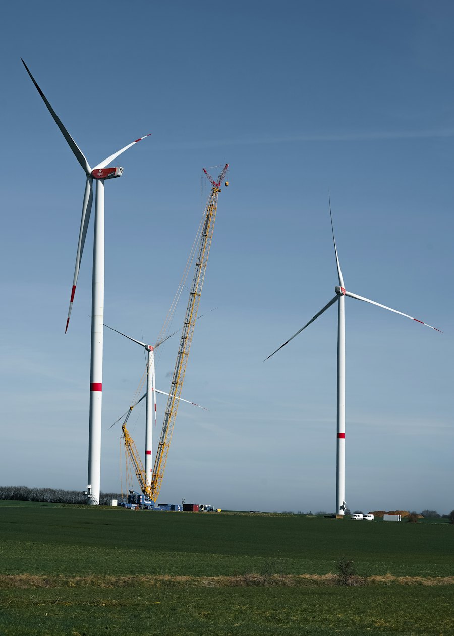 Kran montiert eine Windkraftanlage auf dem Feld