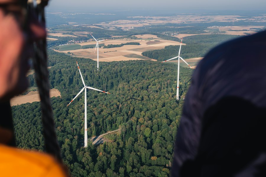 Windkraftanlagen in einem Waldgebiet