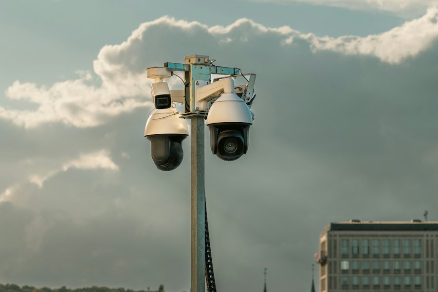 Überwachungskameras an einem Mast