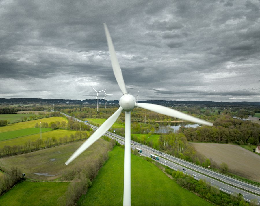 Luftaufnahme einer Windkraftanlage in ländlicher Umgebung