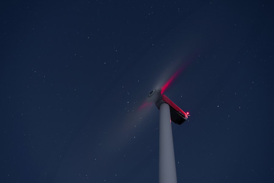 Windkraftanlage bei Nacht mit roter Befeuerung