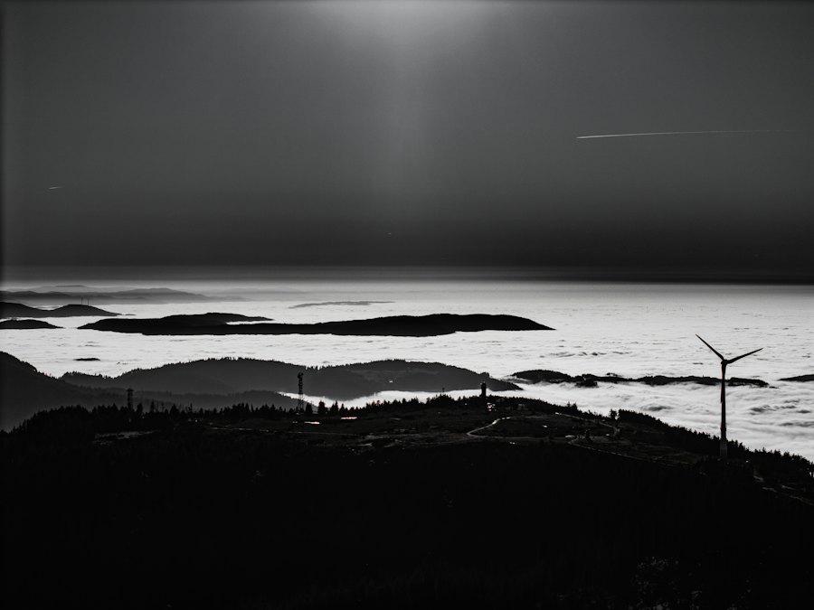 Windkraftanlage in nebliger Mittelgebirgslandschaft